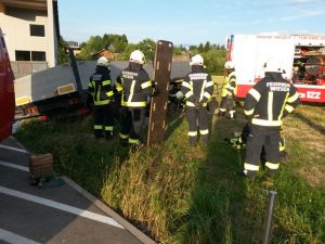 2017-06-16-Personen-unter-Anhänger-eingeklemmt