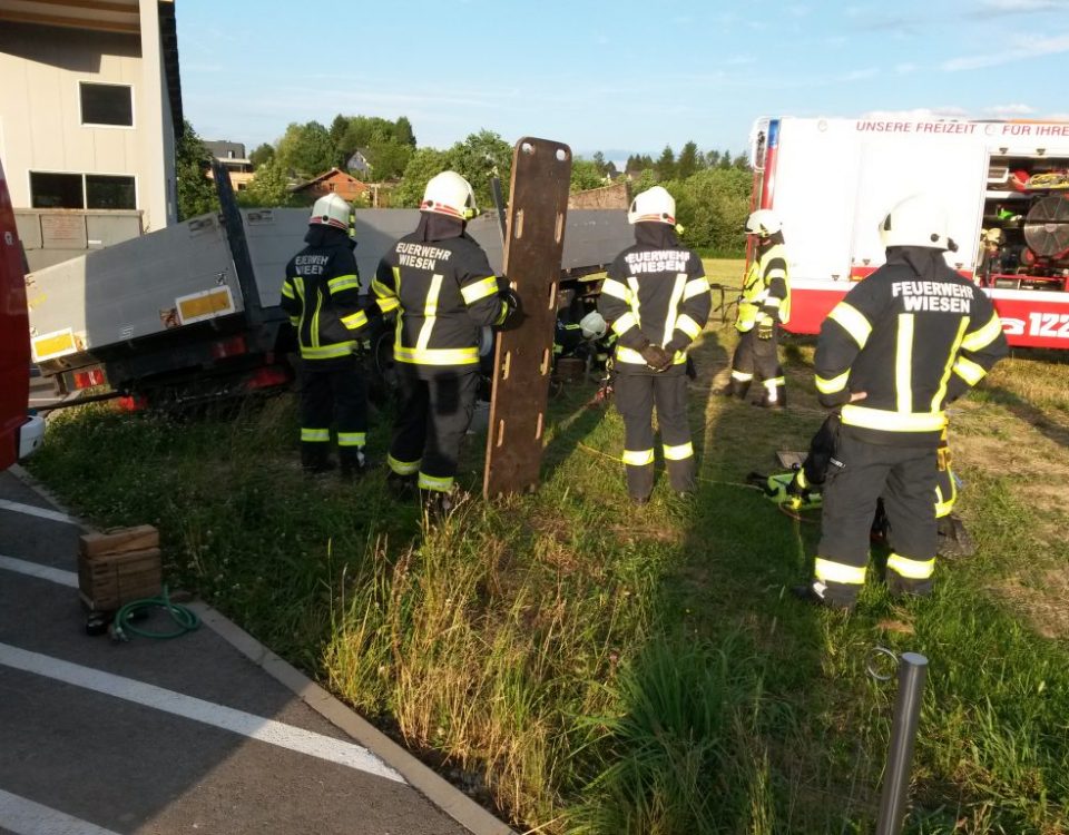 2017-06-16-Personen-unter-Anhänger-eingeklemmt