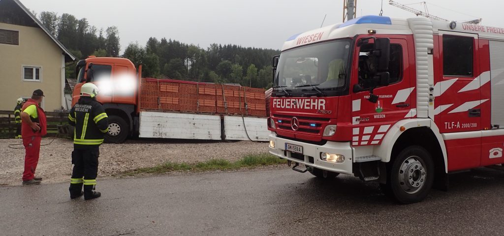 2017-07-26-LKW-Bergung-in-Wiesen