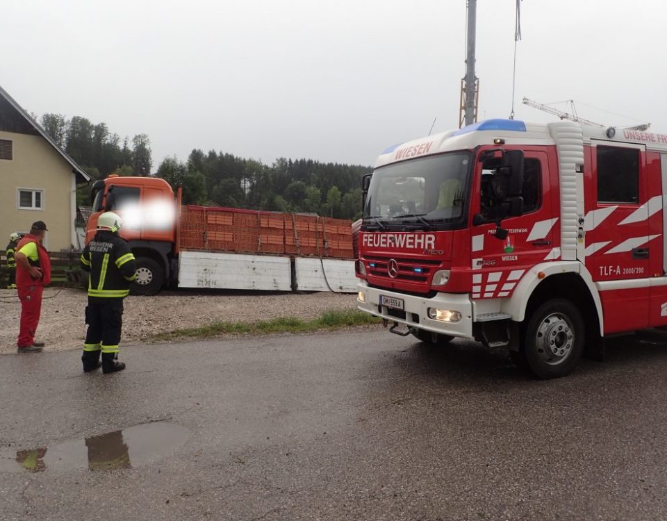 2017-07-26-LKW-Bergung-in-Wiesen