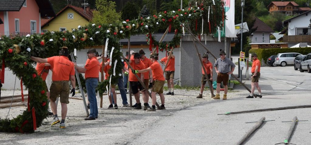 1.Mai-Maibaumaufstellen