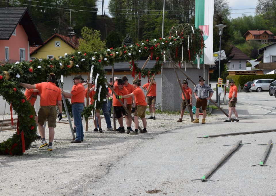 1.Mai-Maibaumaufstellen